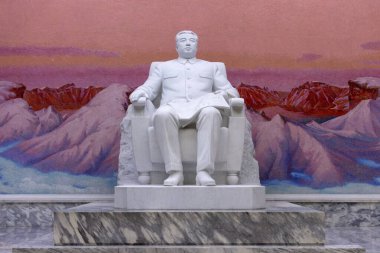 Pyongyang / DPR Kore - 12 Kasım 2015: Mt. Kim Il Sung 'un mozaik resimli heykeli. Arka planda Pyongyang, Kuzey Kore 'deki Grand People' s Study House 'un girişinde.