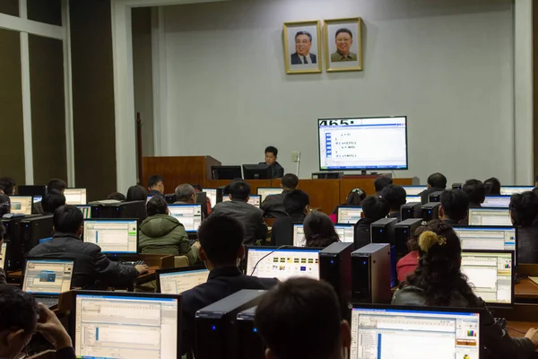 Пхеньян Днр Корея Ноября 2015 Года Студенты Обучающиеся Программированию Компьютерном — стоковое фото