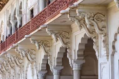 Agra, Uttar Pradesh, Hindistan 'daki UNESCO Dünya Mirası sahasındaki Babür Hanedanı İmparatorları Tarihi Agra Kalesi' ndeki ön cephe detayları