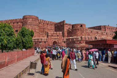 Agra, Uttar Pradesh / Hindistan - 6 Ekim 2019: Agra, Uttar Pradesh, Hindistan 'daki bir UNESCO Dünya Mirası sahası olan Babür Hanedanlığı İmparatorluğu' nun Agra Kalesi 'ni ziyaret eden turistler