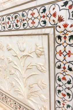 1643 'te Mughal İmparatoru Şah Cihan tarafından eşi Mumtaz Mahal' in mezarını Agra, Uttar Pradesh, Hindistan 'da saklamak için inşa edilen Tac Mahal mozolesinin beyaz mermerindeki ön detaylar.