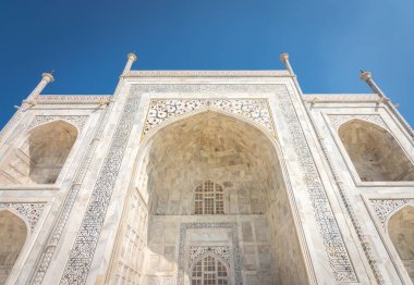 1643 'te Mughal İmparatoru Şah Cihan tarafından eşi Mumtaz Mahal' in mezarını Agra, Uttar Pradesh, Hindistan 'da saklamak için inşa edilen Tac Mahal mozolesinin beyaz mermerindeki ön detaylar.