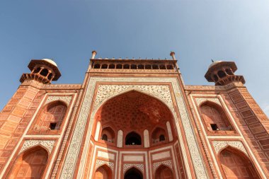 Tac Mahal mozolesine giriş kapısı, UNESCO Dünya Mirası Alanı 1643 yılında Mughal imparatoru Şah Cihan tarafından eşi Mumtaz Mahal 'ın mezarını Agra, Uttar Pradesh, Hindistan' da saklamak için inşa edildi.