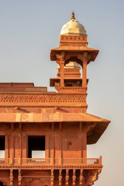 Agra, Uttar Pradesh, Hindistan 'daki Fatehpur Sikri şehrindeki eski kırmızı kumtaşı sarayı.