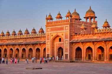 Agra, Uttar Pradesh / Hindistan - 5 Ekim 2019: Fatehpur Sikri, Agra, Hindistan 'daki Jama Mescidi camisini ziyaret eden turistler