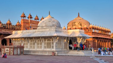 Agra, Uttar Pradesh / Hindistan - 5 Ekim 2019: Fatehpur Sikri 'de Salim Chishti' nin mezarı, Babür İmparatorluğu 'nun eski başkenti ve Hindistan' ın Agra kentindeki UNESCO Dünya Mirası
