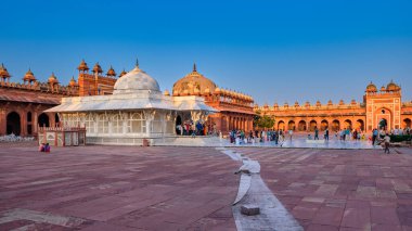 Agra, Uttar Pradesh / Hindistan - 5 Ekim 2019: Fatehpur Sikri 'de Salim Chishti' nin mezarı, Babür İmparatorluğu 'nun eski başkenti ve Hindistan' ın Agra kentindeki UNESCO Dünya Mirası