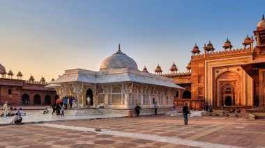 Agra, Uttar Pradesh / Hindistan - 5 Ekim 2019: Fatehpur Sikri 'de Salim Chishti' nin mezarı, Babür İmparatorluğu 'nun eski başkenti ve Hindistan' ın Agra kentindeki UNESCO Dünya Mirası
