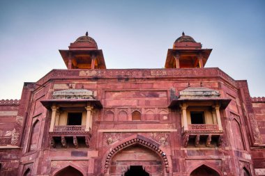 Agra, Uttar Pradesh, Hindistan 'daki Fatehpur Sikri şehrindeki eski kırmızı kumtaşı sarayı.