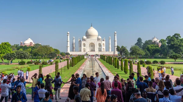 アグラ ウッタル プラデシュ州 インド 2019年10月6日 ムガル皇帝シャー ジャハーンが妻ムマツ マハルの墓を収容するために1643年に建てられたユネスコ世界遺産のタージ マハル霊廟を訪れる観光客 — ストック写真