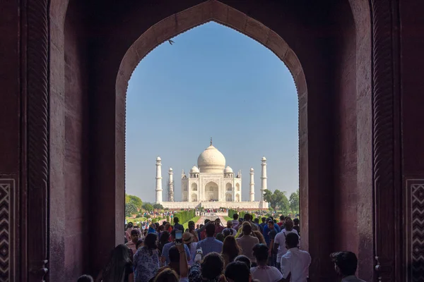 アグラ ウッタル プラデシュ州 インド 2019年10月6日 ムガル皇帝シャー ジャハーンが妻ムマツ マハルの墓を収容するために1643年に建てられたユネスコ世界遺産のタージ マハル霊廟を訪れる観光客 — ストック写真