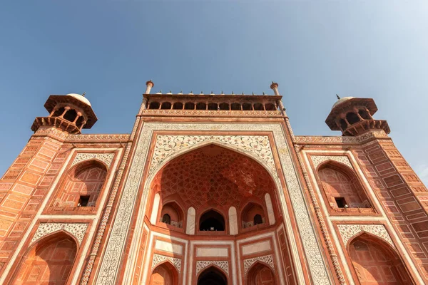 世界遺産であるタージ マハル廟への入口門は 1643年にインドのウッタル プラデシュ州アグラに妻ムマツ マハルの墓を収容するためにムガル皇帝シャー ジャハーンによって建てられました — ストック写真