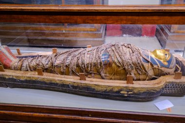 Kahire / Mısır - 25 Mayıs 2019: Eski Mısır lahitleri ve mumya tabutları Mısır 'ın başkenti Kahire' deki Mısır Antik Müzesi 'nde sergilenmektedir.