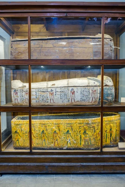 Kairo Egypten Maj 2019 Forntida Egyptiska Sarkofag Och Mumiekistor Visas — Stockfoto