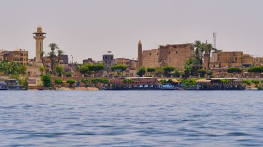 Luxor / Mısır - 23 Mayıs 2019: Lüksemburg 'daki Nil Nehri' nin doğu kıyısındaki Luxor Tapınağı (Eski Mısır 'ın başkenti Thebes). Luxor Tapınağı yaklaşık olarak M.Ö. 1400 yılında inşa edildi..