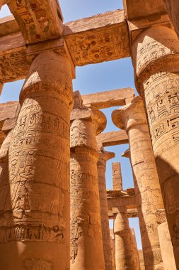 Mısır 'ın Luxor kentindeki Karnak Tapınağı kompleksindeki (MÖ 1250) Büyük Hypostyle Salonu' nun büyük sütunları.