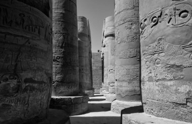 Mısır 'ın Luxor kentindeki Karnak Tapınağı kompleksindeki (MÖ 1250) Büyük Hypostyle Salonu' nun büyük sütunları.