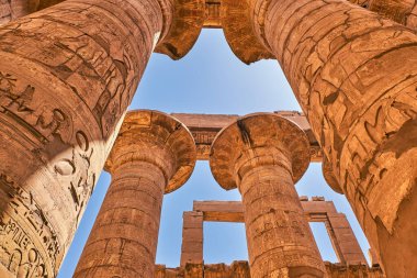 Mısır 'ın Luxor kentindeki Karnak Tapınağı kompleksindeki (MÖ 1250) Büyük Hypostyle Salonu' nun büyük sütunları.