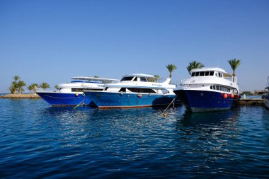 Hurghada / Mısır - Mayıs 2019: Yat ve turist tekneleri Hurghada 'daki Hurghada limanında, Mısır' ın Kızıldeniz kıyısındaki popüler sahil beldesi kasabasında