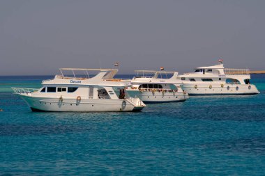 Hurghada / Mısır - 21 Mayıs 2019: Turistleri şnorkelle yüzmeye ve Giftun adası yakınlarında dalış yapmaya götüren botlar, Hurghada, Mısır