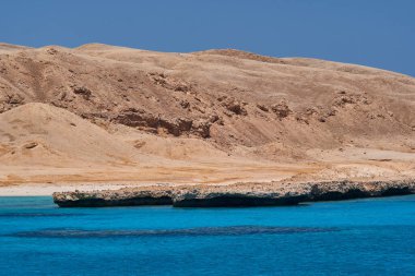 Kumsal ve açık mavi sular Hürghada yakınlarındaki Giftun adasının mercan resifleri, Kızıldeniz kıyıları, Mısır