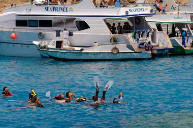 Hurghada / Mısır - 21 Mayıs 2019: Kızıldeniz, Hurghada, Mısır 'da Giftun adası yakınlarında şnorkelle yüzen ve tüplü dalış yapan turist grubu