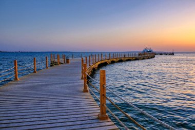 Hürghada, Mısır 'da gün doğumunda Kızıl Deniz üzerindeki gezinti güvertesi manzarası