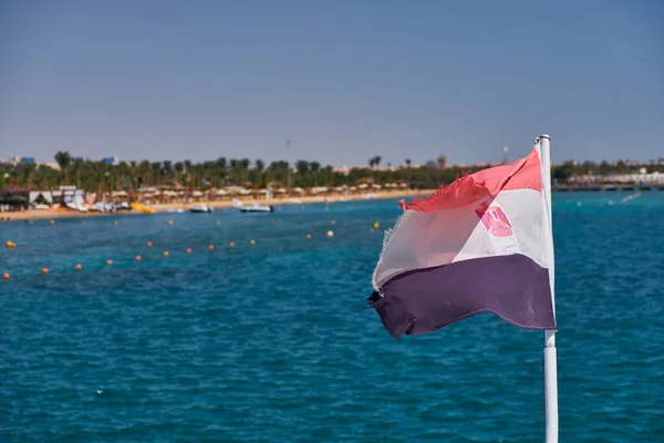 Egyptská Vlajka Vlající Větru Umístěn Zádi Lodi Hurghada Red Sea — Stock fotografie