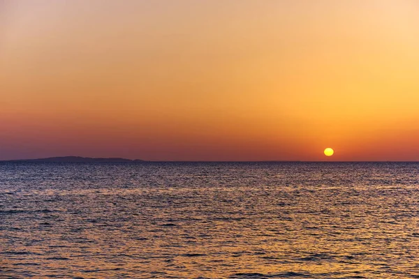 Mısır 'ın sahil beldesi Hurghada' da, Kızıl Deniz üzerinde gün doğumu