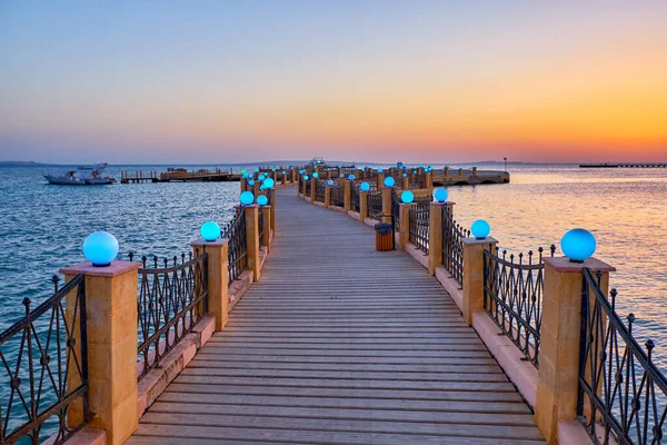 Hürghada, Mısır 'da gün doğumunda Kızıl Deniz üzerindeki gezinti güvertesi manzarası