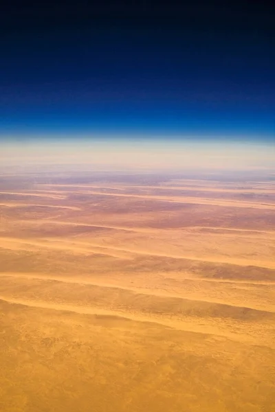 エジプトの不毛のサハラ砂漠の風景の航空機ビュー — ストック写真