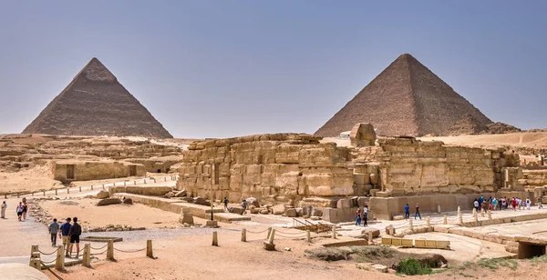 ギザ高原 カイロ エジプト 5月25 2019 エジプトのカイロにある大スフィンクスとギザピラミッド複合体を持つギザ高原を訪れる観光客 — ストック写真