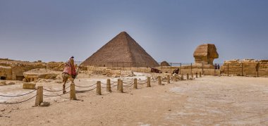 Giza Platosu, Kahire / Mısır - 25 Mayıs 2019: Kahire, Mısır 'daki Giza piramit kompleksi ile Giza Platosu