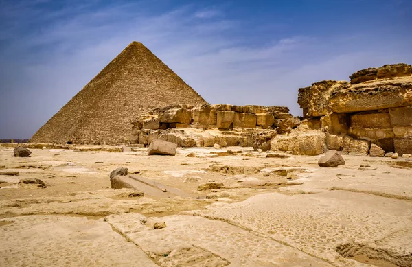 ギザの大ピラミッド クフのピラミッド チョップのピラミッド エジプト カイロのギザのピラミッド複合体にある3つのピラミッドの中で最も古く最大のピラミッド — ストック写真