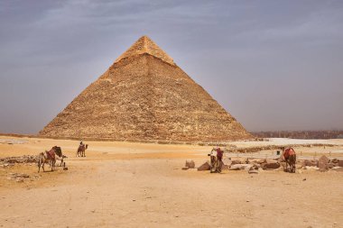 Kahire 'deki Giza Platosu' ndaki Antik Mısır Piramitleri 'nin en uzun ve en büyük ikinci devesi olan Khafre Piramidi' nin (Chephren Piramidi) önünde.