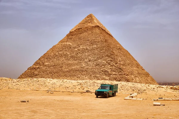 Vierwielaangedreven Vrachtwagen Geparkeerd Voor Piramide Van Khafre Piramide Van Chephren — Stockfoto