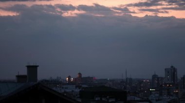 COVID-19 Coronavirus salgınına karşı mücadele eden sağlık çalışanlarını destekleyen tecrit altındaki insanlar, geceleri Belgrad, Sırbistan 'daki pencere ve balkonlarından tezahürat yaparak ve gürültü çıkararak ve havai fişekleri ateşleyerek