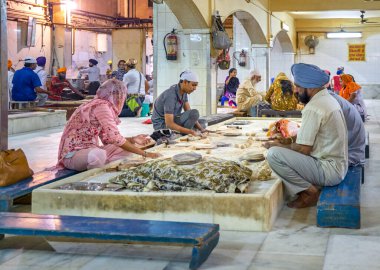 Yeni Delhi / Hindistan - 21 Eylül 2019: Gurdwara topluluk mutfağında (Langar Hall) Sri Bangla Sahib Gurudwara Sikh Tapınağı, Yeni Delhi, Hindistan