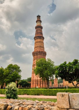 Yeni Delhi / Hindistan - 21 Eylül 2019: Kutub Minar kompleksi, UNESCO Dünya Mirası Bölgesi Yeni Delhi, Hindistan