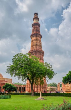 Yeni Delhi / Hindistan - 21 Eylül 2019: Kutub Minar kompleksi, UNESCO Dünya Mirası Bölgesi Yeni Delhi, Hindistan