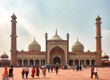 Delhi / Hindistan - 2 Ekim 2019: Mescid e Jahan Numa, Eski Delhi 'deki Jama Mescid camisi, Hindistan' ın en büyük camilerinden biri.