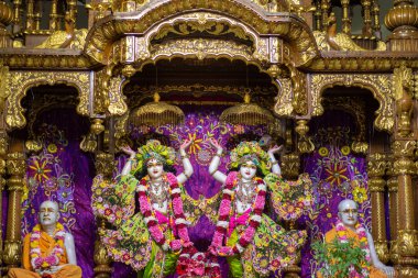 Delhi / Hindistan - 2 Ekim 2019: Radha Parthasarathi tapınağı ISKCON Delhi Hindu tapınağı Lord Krishna, Yeni Delhi, Hindistan