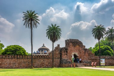 Delhi / Hindistan - 21 Eylül 2019: Humayun 'un Delhi, Hindistan' daki anıt mezar kompleksinin bir parçası olan İsa Han 'ın Mezarı