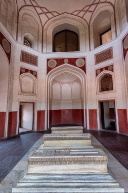 Humayun 'un Yeni Delhi' deki Babür İmparatoru Humayun 'un mozolesinin mezar odasında beyaz mermer bir mezar.