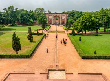 Delhi / Hindistan - 21 Eylül 2019: Çarşaf, dörtlü İslami bahçe düzeni yürüme yolları, Humayun 'un mezarı, Babür İmparatoru Humayun' un Yeni Delhi, Hindistan 'daki mozolesi ile bölündü