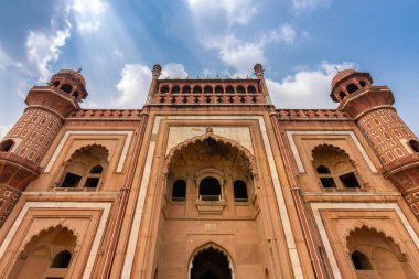 Safdarjung 'un Mezarı' nın ön cephe detayları, 1754 'te yapılmış Babür tarzı anıt mezar, Yeni Delhi, Hindistan