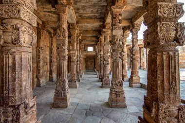 Kutub Minar kompleksindeki Quwwat ul-Islam Camii 'ndeki manastır sütunlarına taş oymalar, Delhi, Hindistan' daki UNESCO Dünya Mirası Bölgesi