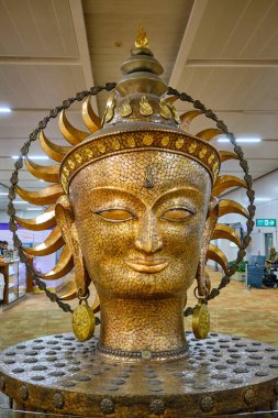Yeni Delhi / Hindistan - 12 Ekim 2019: Indira Gandhi Uluslararası Havaalanı Terminali 'nde Buda Heykeli başkanı