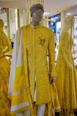 Yeni Delhi / Hindistan - 7 Ekim 2019: Kıyafetler Yeni Delhi, Hindistan 'da lüks bir moda mağazasında sergilendi