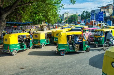 Yeni Delhi / Hindistan - Eylül 2019: Yeni Delhi, Hindistan sokaklarında Tuk Tuks